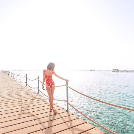 Pickalbatros Laguna Vista Aqua Park シャルム・エル・シェイク エクステリア 写真 A woman walking on a pier