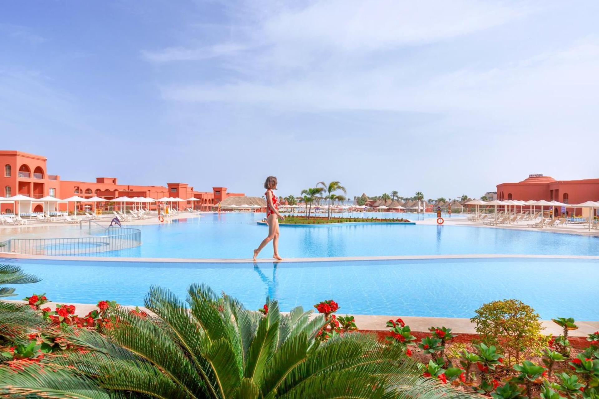 Pickalbatros Laguna Vista Aqua Park シャルム・エル・シェイク エクステリア 写真 The swimming pool at the resort