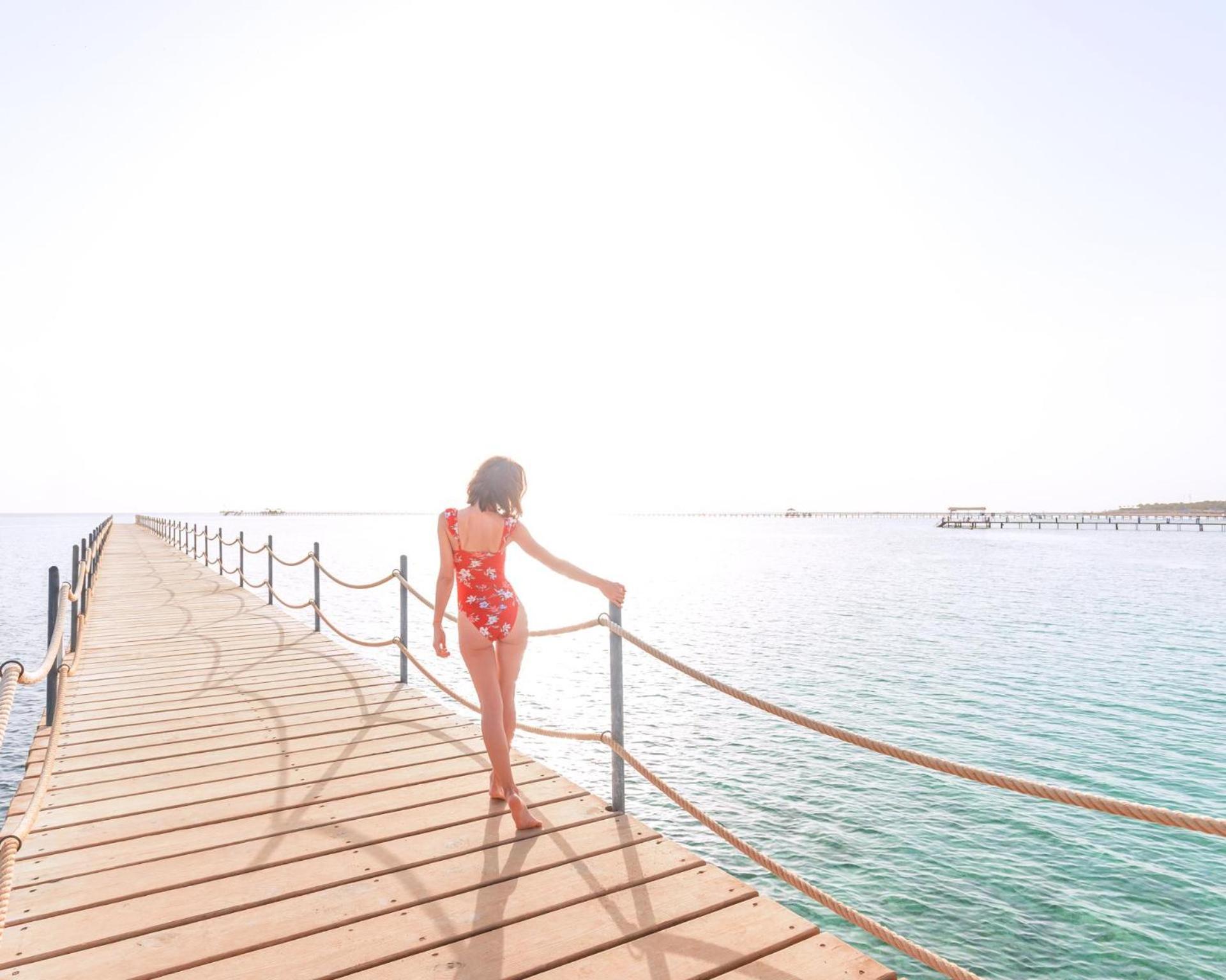 Pickalbatros Laguna Vista Aqua Park シャルム・エル・シェイク エクステリア 写真 A woman walking on a pier