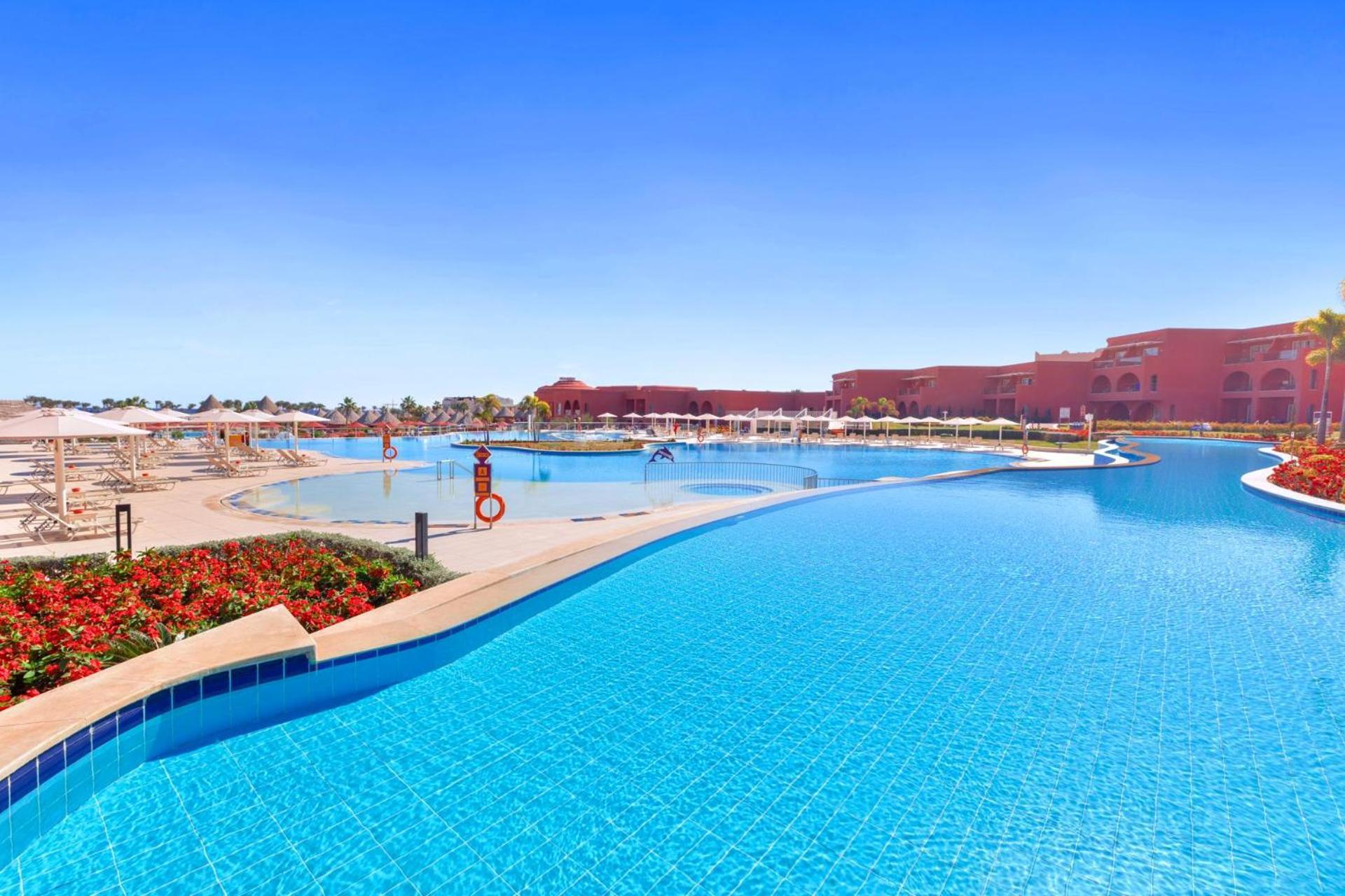 Pickalbatros Laguna Vista Aqua Park シャルム・エル・シェイク エクステリア 写真 The swimming pool at the resort
